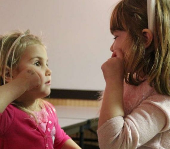 girls-learning-sign-language